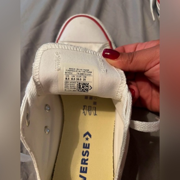 Womens low top converse, size 8.5 - Picture 3 of 3